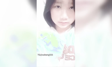 很害羞的高中妹，第一次掰開屁股給導師看，害羞的臉通紅