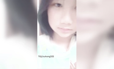 很害羞的高中妹，第一次掰开屁股给导师看，害羞的脸通红