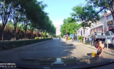 【吃瓜】抖音网红『盼兮何夕』骑共享单车被车轮卷掉裙子露出奶子视频