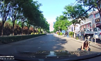 【吃瓜】抖音网红『盼兮何夕』骑共享单车被车轮卷掉裙子露出奶子视频