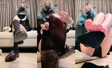 芃芃大人双马尾小恶魔黑袜裸足小皮鞋