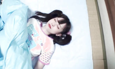 โลลิต้าขั้นสุดยอด เธอถูกลุงของเธอวางยา ถอดกางเกงชั้นในของเธอ เล่นกับหีของเธอด้วยอุปกรณ์ประกอบฉากต่างๆ และเย็ดเธอสองครั้งก่อนที่เธอจะอุทานเข้าไปข้างใน