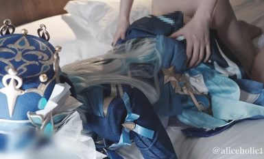 Genshin Impact Furiina กำลังคอสเพลย์วิดีโอเข้าสู่ระบบ