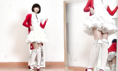 트위터에 묻힌 감독 바이실루와 로리타는 두 가지 관점에서 춤추고 자위한다