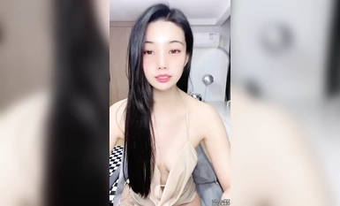 半糖【小蘭心】滿臉潮紅，性感內衣掛肚兜露奶頭，裸舞大跳 (1)