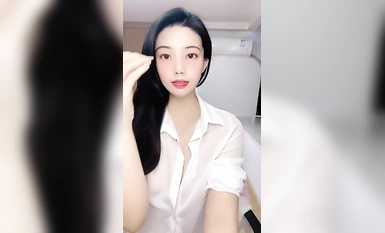 半糖【小蘭心】滿臉潮紅，性感內衣掛肚兜露奶頭，裸舞大跳 (2)