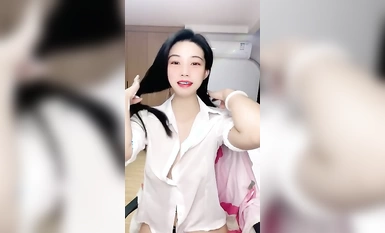 半糖【小蘭心】滿臉潮紅，性感內衣掛肚兜露奶頭，裸舞大跳 (2)