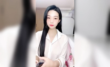 半糖【小蘭心】滿臉潮紅，性感內衣掛肚兜露奶頭，裸舞大跳 (2)