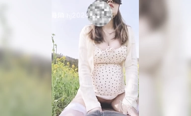 岬の最高峰近親相姦マスター【初めて妹にもらった】菜の花畑での熱闘、大地が空を覆い、ベッドは美しいマンコで出来ていて、マンコから汁が滴るほど卑猥だった