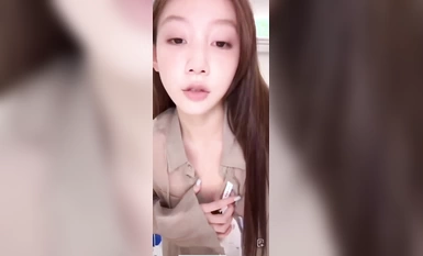 小姐姐直播卖衣服不穿胸罩！这对奶子真白！内个是奶头吗那么粉嫩