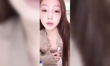 小姐姐直播賣衣服不穿胸罩！這對奶子真白！內個是奶頭嗎那麼粉嫩