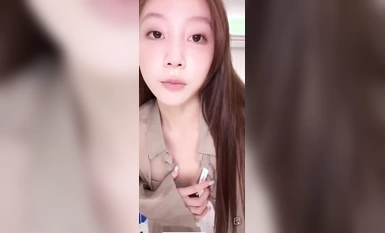 小姐姐直播卖衣服不穿胸罩！这对奶子真白！内个是奶头吗那么粉嫩