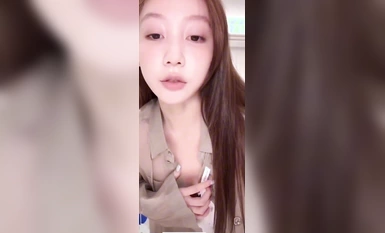 小姐姐直播卖衣服不穿胸罩！这对奶子真白！内个是奶头吗那么粉嫩