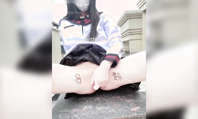 Cô gái xinh đẹp nhất với 210.000 người theo dõi trên Twitter bắn công chúa Loli [Bunny Loves Squirting] trên sân thượng