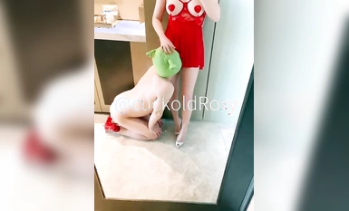 淫妻博主『cuckoldroxy』淫語調教綠奴老公_帶上繩套幫他自慰全射手上