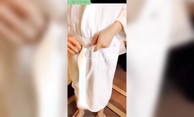 Isteri nakal blogger "cuckoldroxy" melihat puki isterinya berubah menjadi bentuk batang orang lain dan secara peribadi menghalau isterinya untuk disetubuhi oleh hamba hijau Injil 1 (2).