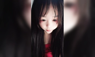 Gadis comel dan kekar Quan [Egg Tart Ya] Cheng menunjukkan wajahnya pada siaran langsung Wajahnya yang seperti kanak-kanak dan payudara besar benar-benar berkembang dengan baik menggoda dan membuatkan syahwatnya berterusan.