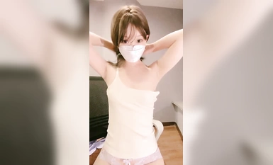 Loli bermata besar yang comel dan sangat comel [Wenwen Jiang] melakukan hubungan seks yang jarang dilakukan tanpa kondom dan akhirnya terpancut dalam mulutnya. Kulit super putih dan lembut berusia 19 tahun itu mempunyai punggung pic asli yang sedikit meng