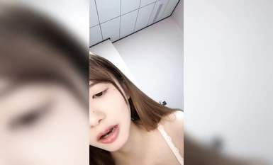 Big news~The new beauty goddess has arrived! ~The appearance and figure are second to none of all Internet celebrities. She opens her buttocks to the full extent and touches her acupoints to make herself coquettish [Wan Wan] She raises her buttocks and presses her acupoints to touch and make coquettishly. It's so beautiful (3)