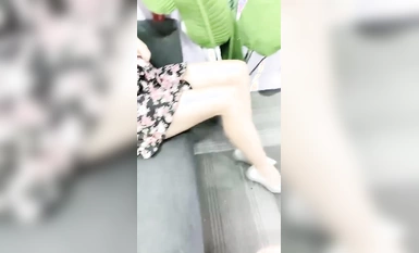 漂亮美眉【Avove】讓我感受一下 感受什麼 你進去慢點 啊啊好大好舒服 身材苗條細長腿被大雞吧小哥哥無套猛懟小穴淫水超多口爆吃精