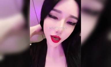 《顶级女神不雅私拍》你的女神有钱人的母狗！极品巨乳肥鲍外围绿茶婊【顾灵曦】与金主啪啪双通，视频通话虚拟性爱(3)