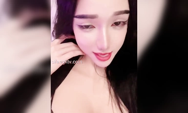 《頂級女神不雅私拍》你的女神有錢人的母狗！極品巨乳肥鮑外圍綠茶婊【顧靈曦】與金主啪啪雙通，視頻通話虛擬性愛(1)