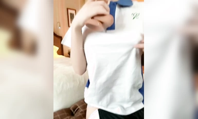 颜值和身材都不错的清纯小美女