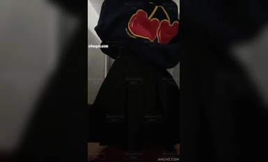 极品反差女大生04年清纯小姐姐【胡椒籽】露脸私拍，各种COSER裸体骚舞大号道具紫薇脸逼同框（1）