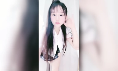 สาวหวานตัณหาบริสุทธิ์ของเซินเจิ้น [Cat Cat Fool] สวมสายทอง JK บิดเอวของเธอและแกว่งไปมาอย่างเย้ายวนใจมีขาที่สวยงามในถุงน่องสีดำสอดเครื่องสั่นเข้าไปในรูของเธอถูเธออย่างบ้าคลั่งหีของพ่อเธอรู้สึกดีมาก