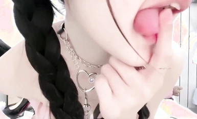 萝莉嫩妹【丢丢】白丝网袜双马尾辫，辣椒插穴爆菊流浆，风油精滴逼逼，淫语挑逗（1）