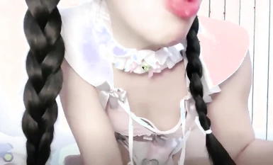Ang batang babaeng loli [Diudiu] ay may puting fishnet na medyas at double ponytails, isang mainit na paminta ang ipinasok sa kanyang butas, ang kanyang anus ay tumutulo, ang kanyang puki ay tumutulo ng semilya, at siya ay nanliligaw ng malalaswang salita