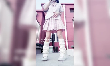 ちょっとピンク色のJKが屋上で露出してオナニー