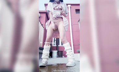 ちょっとピンク色のJKが屋上で露出してオナニー