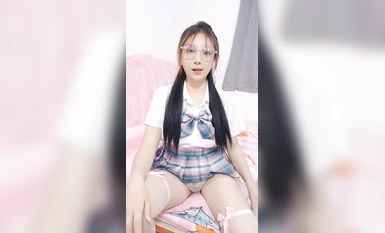 2024年7月，新人下海~【小甜舔】戴着眼镜的学生妹！超美胸！超想舔她，眼镜妹就是看着过瘾(1)