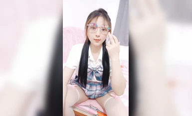 2024年7月，新人下海~【小甜舔】戴着眼镜的学生妹！超美胸！超想舔她，眼镜妹就是看着过瘾(1)