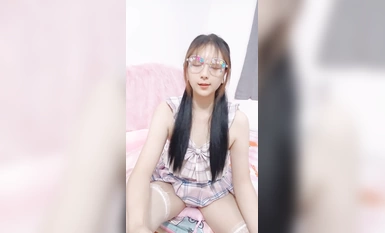 2024年7月，新人下海~【小甜舔】戴着眼镜的学生妹！超美胸！超想舔她，眼镜妹就是看着过瘾(2)