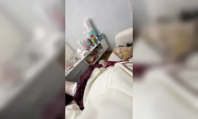 Seorang gadis berkaca mata JK yang saya temui secara kebetulan mula-mula memuji beg galas beruang kecilnya yang comel, kemudian memintanya makan malam bersamanya, dan akhirnya benarkan saya menidurinya secara percuma.