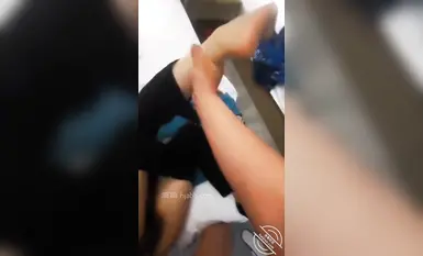 牛B大叔假装大客户套路美女经理酒店谈业务直接开炮啪啪