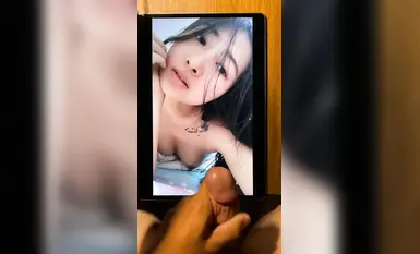 最新7月無水首發福利！推特非常open反差純情女大學生Ahri0716的放盪生活，海灘露臉全裸秀無毛一線天嫩穴