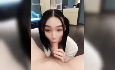 궁극의 대비 암캐는 멋진 외모, 우아한 춤, 최고 수준의 수탉 먹기 기술을 가지고 있으며 핥는 것도 너무 잘해서 축복입니다!