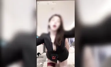 窮人女神富人母狗，推特超高顏值極品空姐【林綰綰】SVIP門檻1888福利，啪啪調教深喉毒龍被腳踩騷穴，母狗屬性拉滿了 (26)