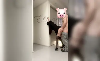 窮人女神富人母狗，推特超高顏值極品空姐【林綰綰】SVIP門檻1888福利，啪啪調教深喉毒龍被腳踩騷穴，母狗屬性拉滿了 (30)