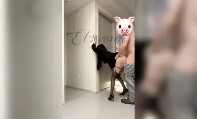 窮人女神富人母狗，推特超高顏值極品空姐【林綰綰】SVIP門檻1888福利，啪啪調教深喉毒龍被腳踩騷穴，母狗屬性拉滿了 (30)