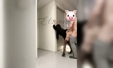 窮人女神富人母狗，推特超高顏值極品空姐【林綰綰】SVIP門檻1888福利，啪啪調教深喉毒龍被腳踩騷穴，母狗屬性拉滿了 (30)