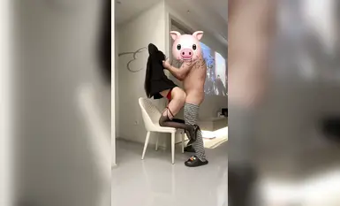 窮人女神富人母狗，推特超高顏值極品空姐【林綰綰】SVIP門檻1888福利，啪啪調教深喉毒龍被腳踩騷穴，母狗屬性拉滿了 (30)