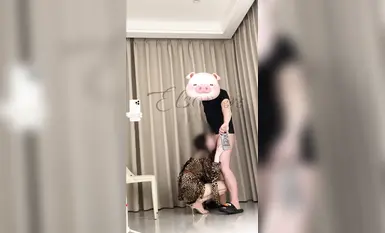 穷人女神富人母狗，推特超高颜值极品空姐【林绾绾】SVIP门槛1888福利，啪啪调教深喉毒龙被脚踩骚穴，母狗属性拉满了(9)