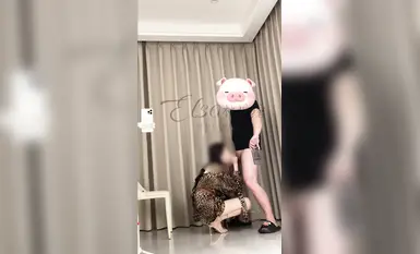 穷人女神富人母狗，推特超高颜值极品空姐【林绾绾】SVIP门槛1888福利，啪啪调教深喉毒龙被脚踩骚穴，母狗属性拉满了(9)