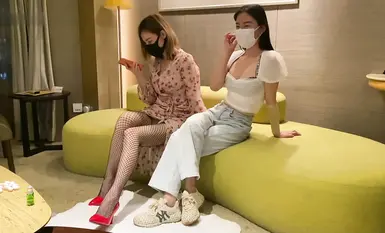 国产神作双飞俩闺蜜穿丝袜踩高跟互卖风骚争风吃大屌轮流被压在身下爆操