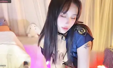 【Stripchat】极品！绝顶高颜值妈生脸美少女主播「sisi」女警制服艳舞舔舐玩具神情超级诱惑