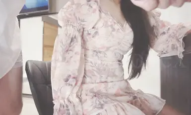 辦公室跳蛋調教清純碎花裙女神 震的小穴不停流水，掀起裙子直接辦公桌前後入！頂級反差尤物，清純氣質不要太反差